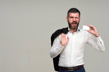 Başarı ve iş giriş kavramı. Adam ceket ve sakal