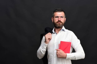 Adam kapalı defter ve kalem. Başarı, iş ve eğitim