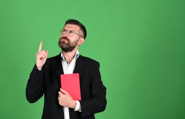 Öğretmen gözlük takar, Organizatör almıştır. Adam sakal ve kitap