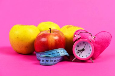 Elma kırmızı ve sarı renklerde kasette ayarla