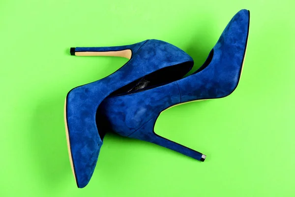 Zapatos en color azul oscuro. Calzado de tacón alto en verde —  Fotos de Stock