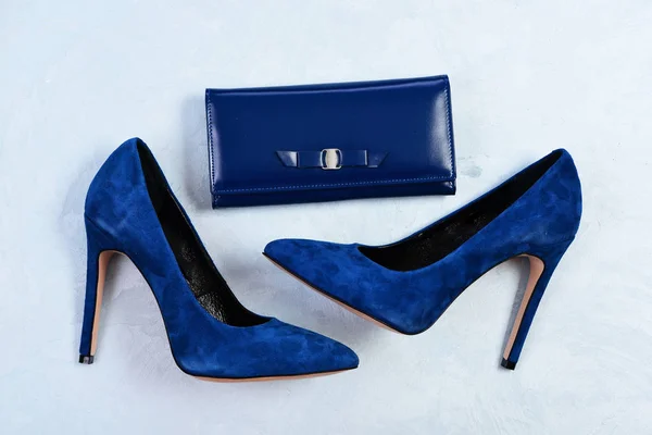 Scarpe e pochette in colore blu scuro. Calzature con tacco alto — Foto Stock