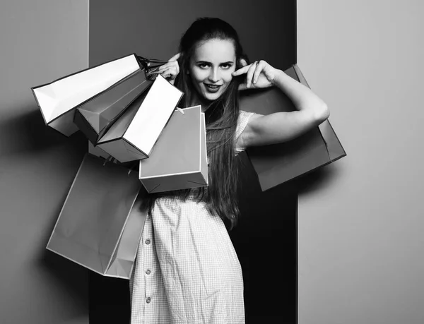 Sonriente chica colorida con clavijas — Foto de Stock