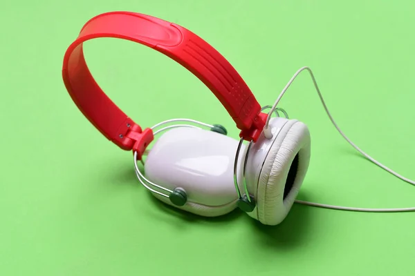 Hobby, lazer e conceito de música. Fones de ouvido em branco e vermelho — Fotografia de Stock