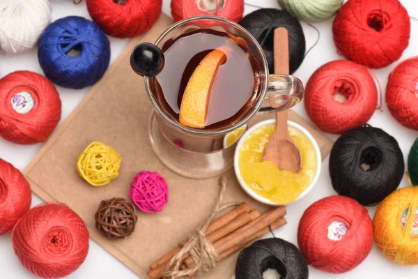 手工和艺术的概念： 酒、 纱、 蜂蜜和肉桂粉 — 图库照片