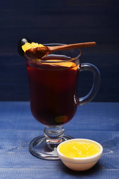 Bebidas e conceito de cozinha: mel e copo de vinho — Fotografia de Stock