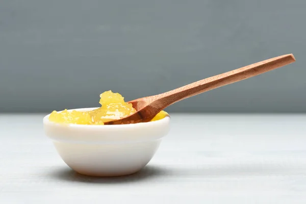 Чаша мёда с деревянной ложкой — стоковое фото