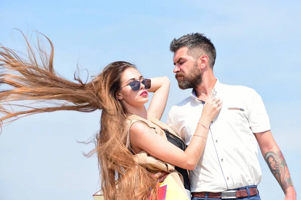 Casal contém pacotes em fundo azul. Menina sexy e cara — Fotografia de Stock