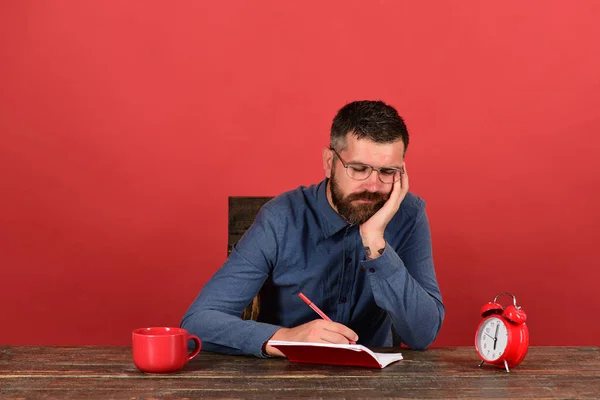 Copa, reloj retro y libro rojo en mesa vintage —  Fotos de Stock