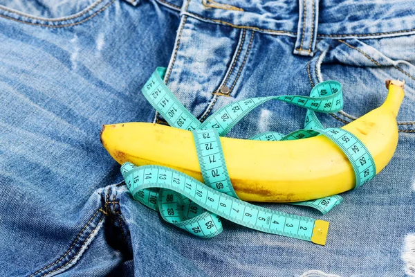 Pantalone uomo in denim con banane che imitano genitali maschili — Foto Stock
