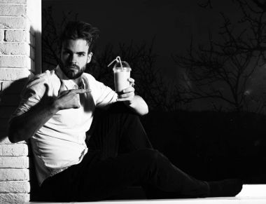 Yakışıklı, sakallı, maço, seksi adam.