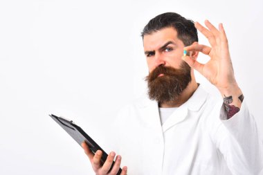 Beyaz elbisesi giymiş sakallı doktor