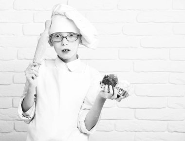 Lekeli tatlı aşçı çocuk.