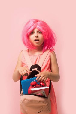 Öğrenci üzerinde açık pembe renkli izole sürpriz yüz ifadesi ile