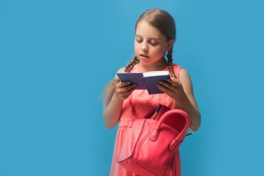 Meşgul yüz ifadesi ve şık kıyafet ile çocuk