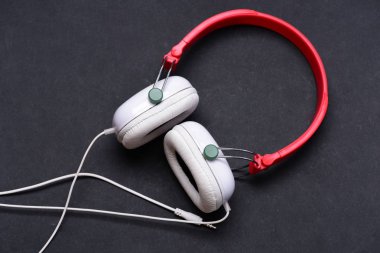 Hobi, eğlence ve müzik kavramı. Kulaklıklar beyaz ve kırmızı