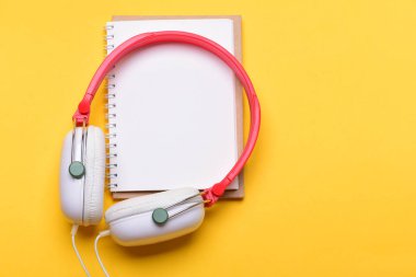 Kulaklık müzik ve kopya alanı boş sayfayla