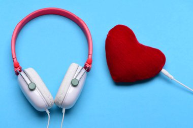 Müzik aksesuarları ve Sevgililer günü kavramı. Modern ve şık kulaklıklar