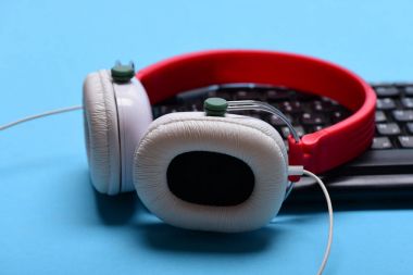 Elektronik aletler üzerinde mavi arka plan, yakın çekim