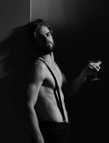 Frumos om muscular cu cocktail — Fotografie, imagine de stoc