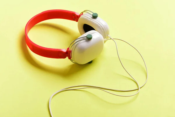 Accesorios musicales y concepto tecnológico. Auriculares en blanco y rojo — Foto de Stock