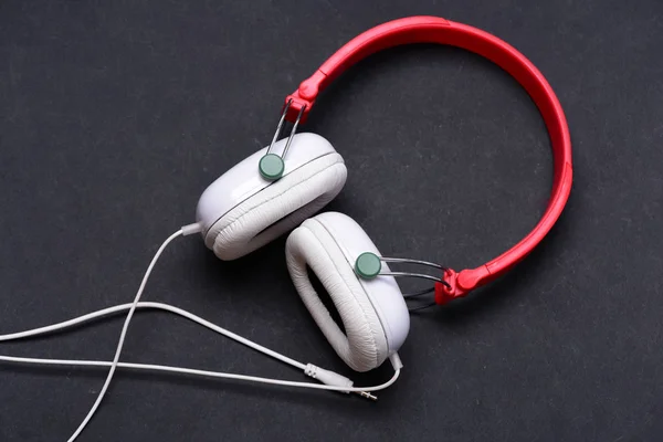 Hobby, ocio y concepto musical. Auriculares en blanco y rojo — Foto de Stock