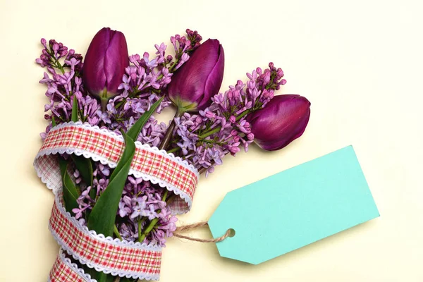 Flores de tulipán y lila en color púrpura con tarjeta cian — Foto de Stock