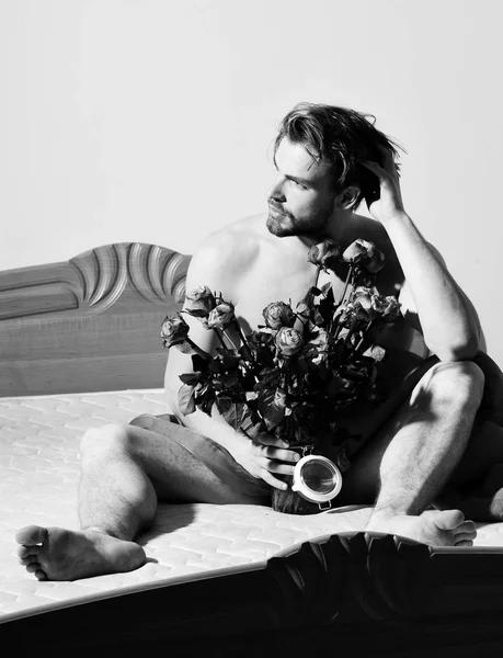 Bearded macho man with roses — Stock Photo, Image