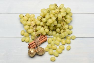 Beyaz üzüm, tarçın ve ceviz sağlıklı yaşam kavram olarak