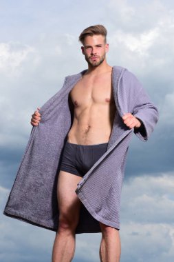 Seksi genç maço gökyüzü üzerinde.