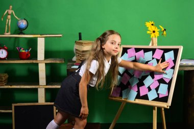 Çocuk ve okul malzemeleri yeşil duvar arka planında