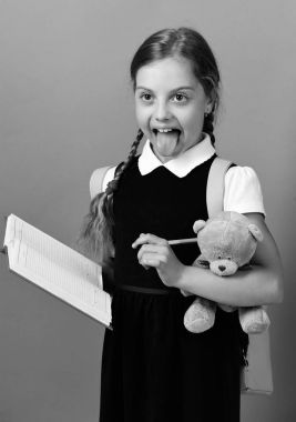 Kızı oyuncak ayı ve açık defter tutan marker ile