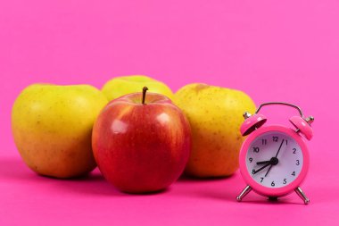 Elma meyve kümesi kırmızı renk ve pembe çalar saat