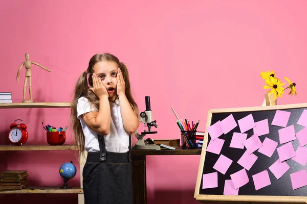 Πίσω στο σχολείο και παιδική ηλικία. Κορίτσι και ροζ αυτοκόλλητες σημειώσεις — Φωτογραφία Αρχείου