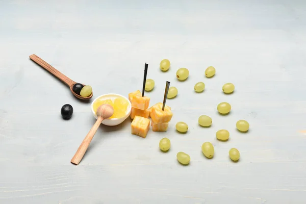 Složení mramorové sýry špejle, hrozny a medu — Stock fotografie