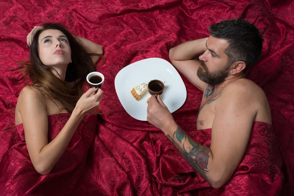 Homme à la barbe petit déjeuner romantique avec jolie dame — Photo