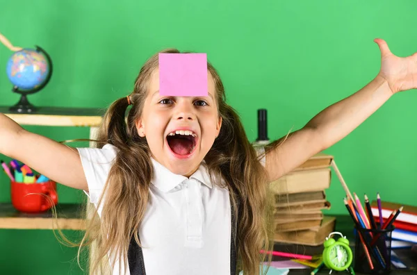 Terug naar school en jeugd concept. Kind en school supplies — Stockfoto