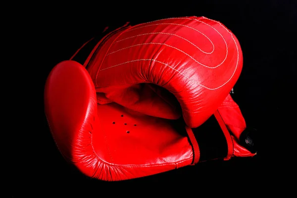 Ljusa röda boxningshandskar isolerad på mörk svart bakgrund — Stockfoto