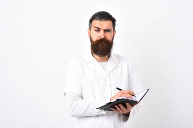 Beyaz elbisesi giymiş sakallı doktor.