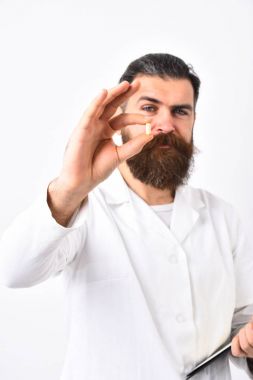 Doktor konsantre yüz ile kapsül tutar