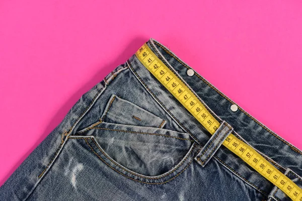 Sağlıklı yaşam tarzı ve diyet kavramı: kot sarı ölçü bandı ile — Stok fotoğraf