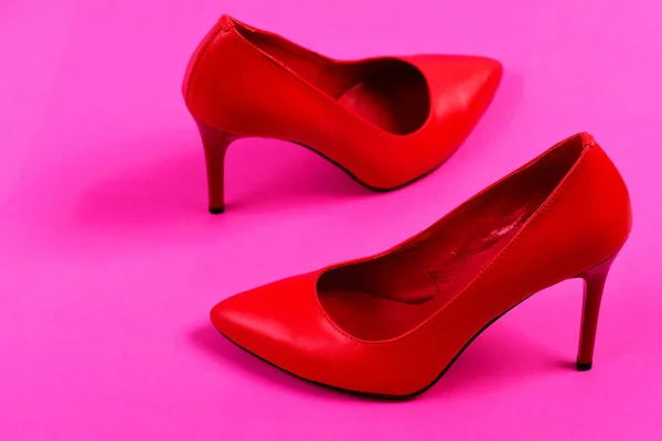 Ζευγάρι κομψά Γυναικεία παπούτσια σε ροζ φόντο — Φωτογραφία Αρχείου