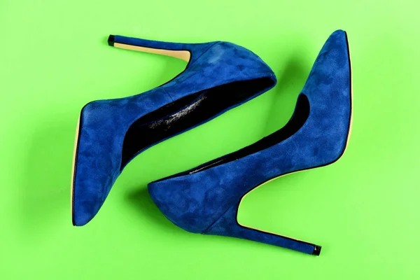 Par de zapatos femeninos de gamuza de lujo, topview. Calzado de tacón alto —  Fotos de Stock