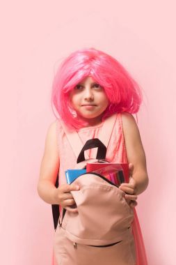 Çalar saati olan çocuk. Utangaç yüzlü bir öğrenci.