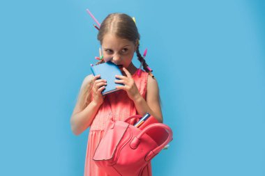 Okula ve çocukluk konseptine geri dönmek. Pembe çantalı kız.