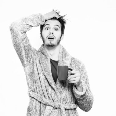 Terry bornozlu yakışıklı sakallı adam.