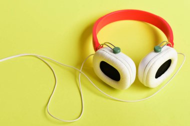 Plastikten yapılmış müzik kulaklığı. Modern ve şık kulaklıklar.