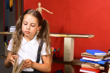 Eğitim ve okul kavramı dön. Kız Defteri'ni açar