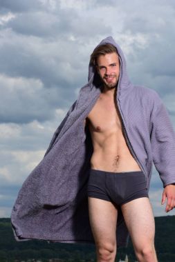 Sabah kavramı. Seksi genç maço gökyüzü üzerinde.