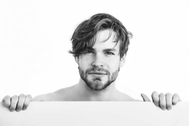 Sakallı adam, beyaz seksi maçolar.